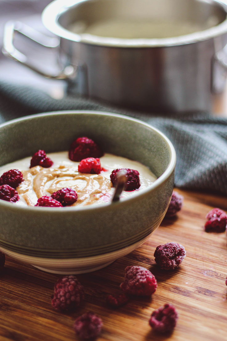 Grießbrei mit Nussmus und Himbeeren (Rezept Grießbrei mit Nussmus und Himbeeren)