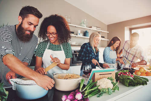 Fünf Personen kochen zusammen. Beitrag Kochen für Einsteiger.