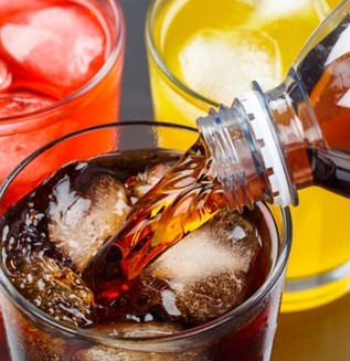 Softdrinks in Gläsern, Cola wird eingeschenkt