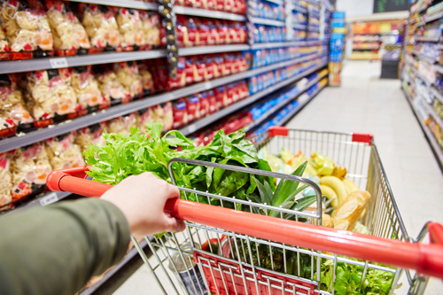 Einkaufswagen im Supermarkt