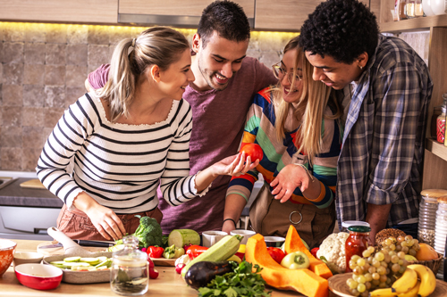 Vier Personen kochen gemeinsam